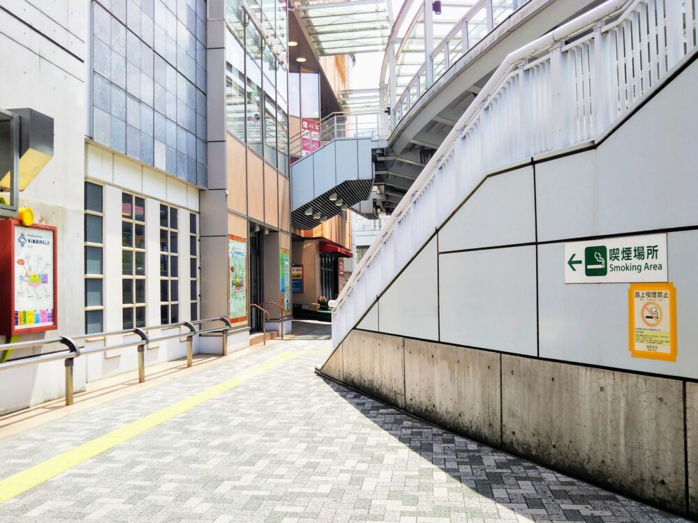 相鉄線の改札口から小田急線の改札口へ上がる階段（海老名駅）