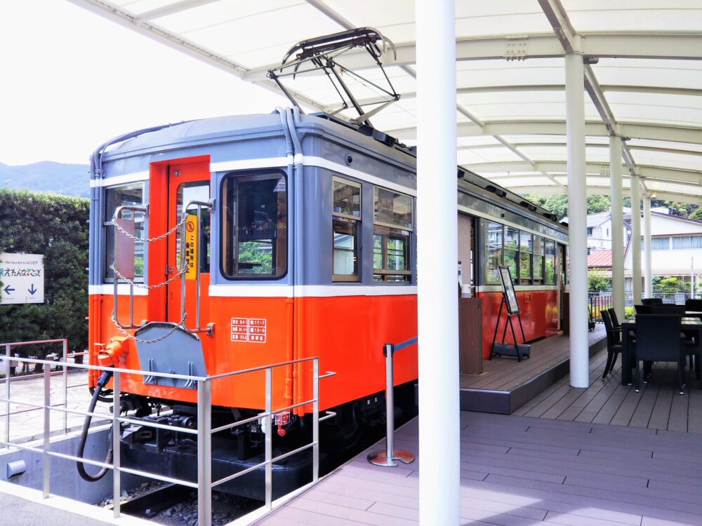 えれんなごっそカフェ｜箱根登山鉄道の引退車両の後方
