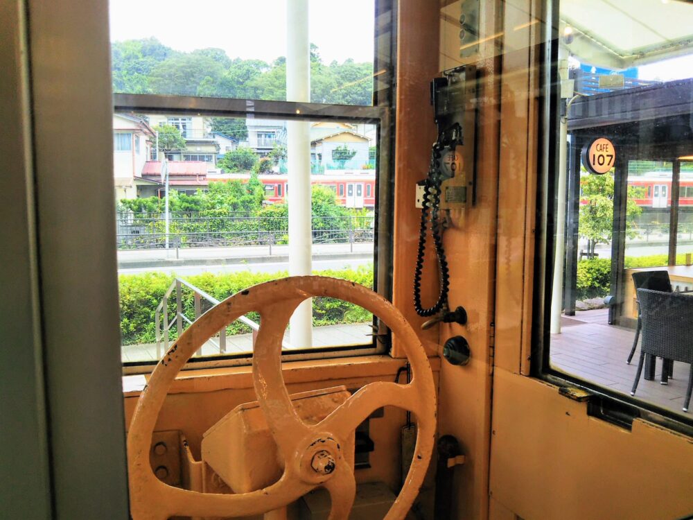 えれんなごっそカフェ｜箱根登山鉄道の引退車両の車内から見える電車