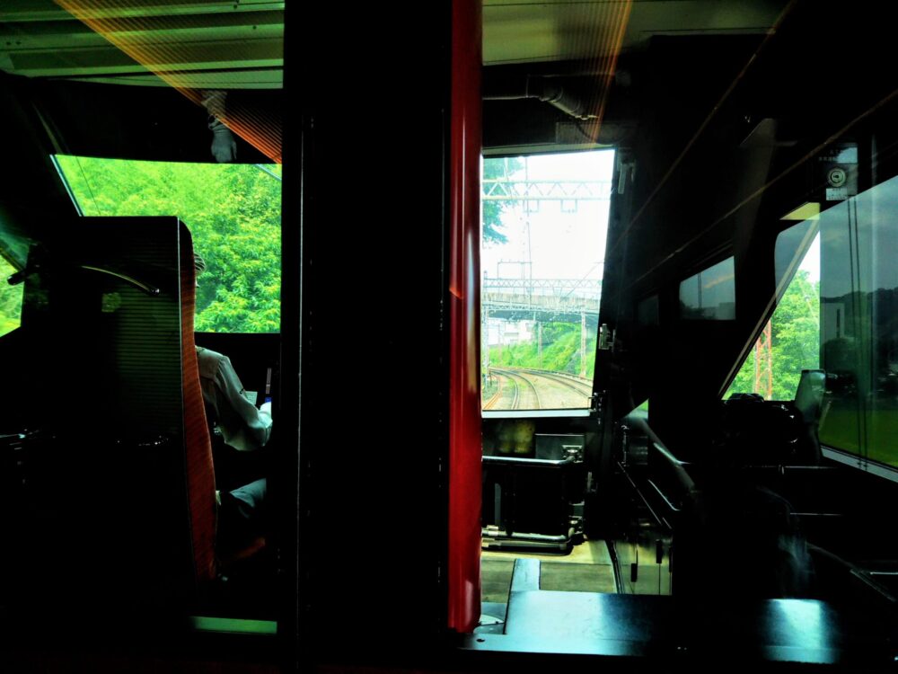 特急ロマンスカーMSE｜先頭車両の最前列の座席から見える前方景色（通路側座席）