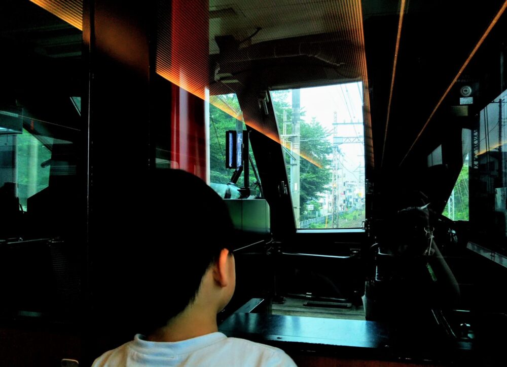 ロマンスカーＭSE｜先頭車両の最前列の座席から見える前方景色（窓側座席）