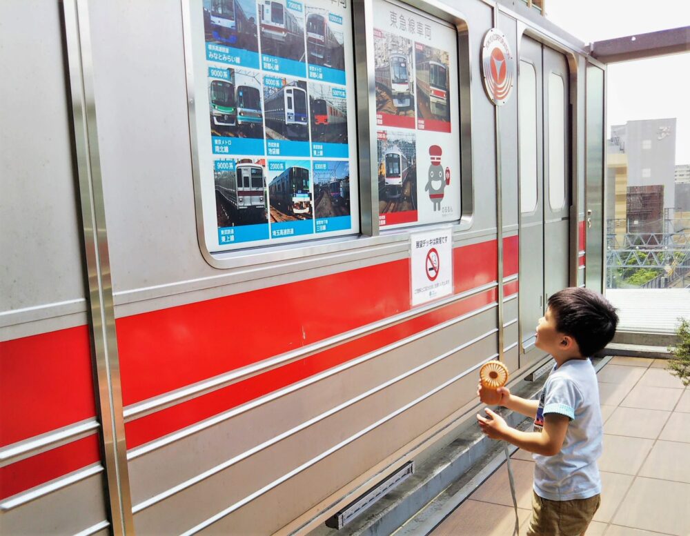 東急スクエアの展望デッキにある車両一覧を確認する子供