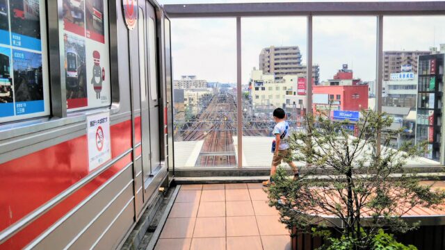 東急スクエアの展望デッキと展望デッキから線路を眺める子供（神奈川県の武蔵小杉駅で電車が見えるスポット）