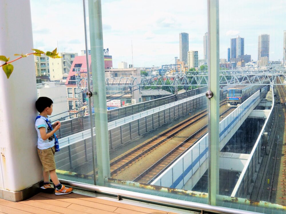 東急線の元住吉駅にある屋上庭園から見える電車