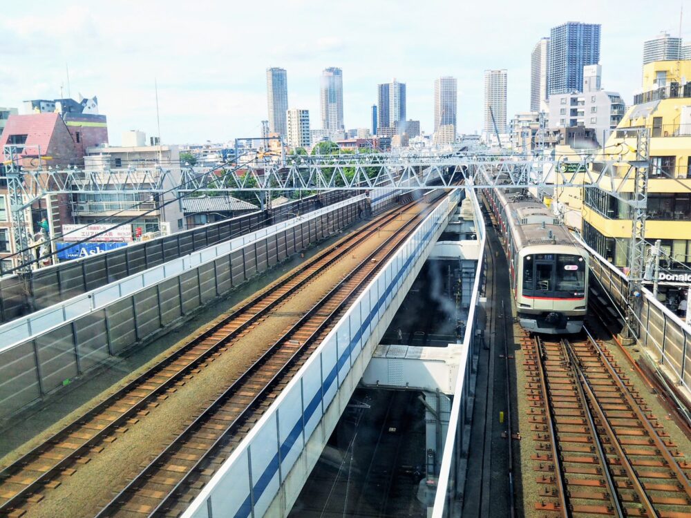東急線の元住吉駅にある屋上庭園で見える東急東横線の電車