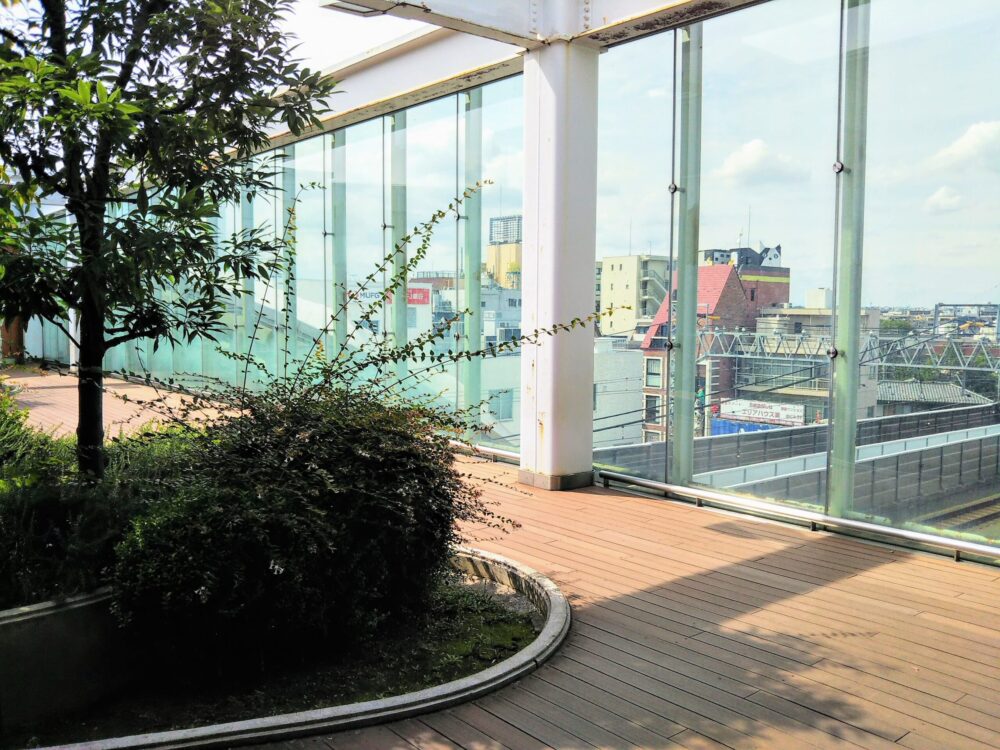 東急線の元住吉駅にある屋上庭園の外観