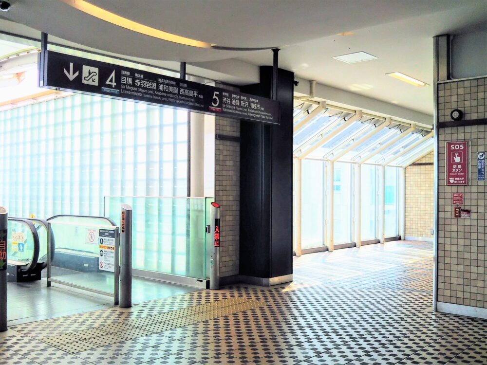 東急線の元住吉駅の改札フロア