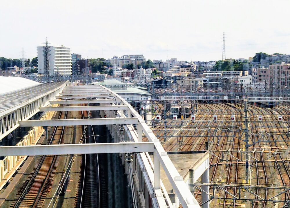 東急線の元住吉駅の改札フロアで見える車両基地