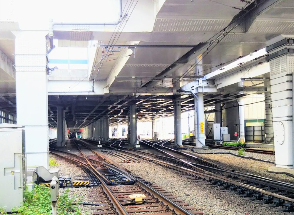 東急線の元住吉駅の改札階下に停車している西武線の電車