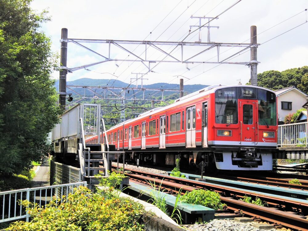 箱根登山鉄道の風祭駅に停車する電車