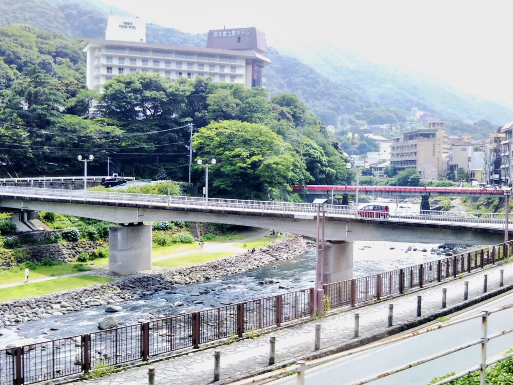 ロマンスカーの座席｜箱根湯本駅周辺の景色