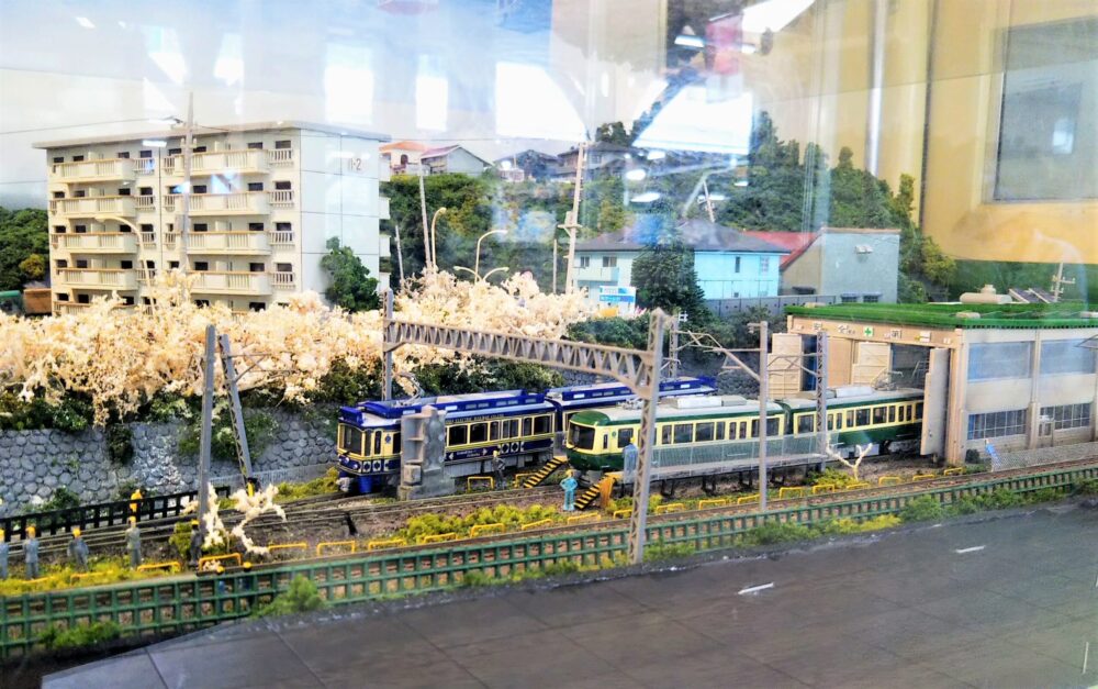 江ノ電｜江ノ島駅の待合室にある鉄道模型（江ノ電の車両基地）