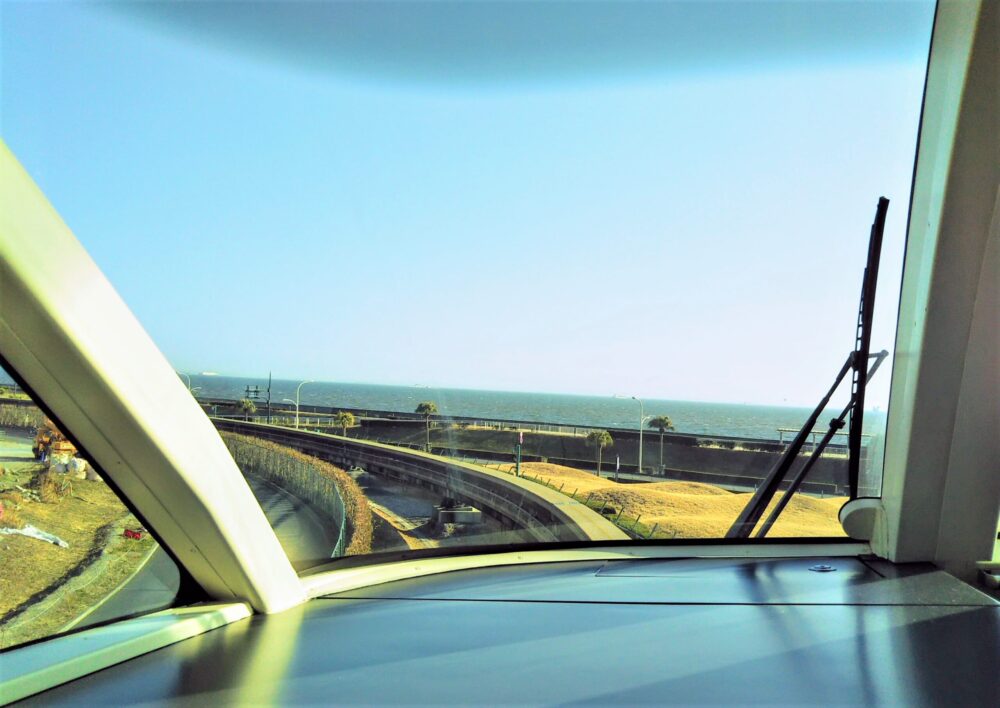 ディズニーリゾートライン｜先頭車両の最前列から見える景色（海側）