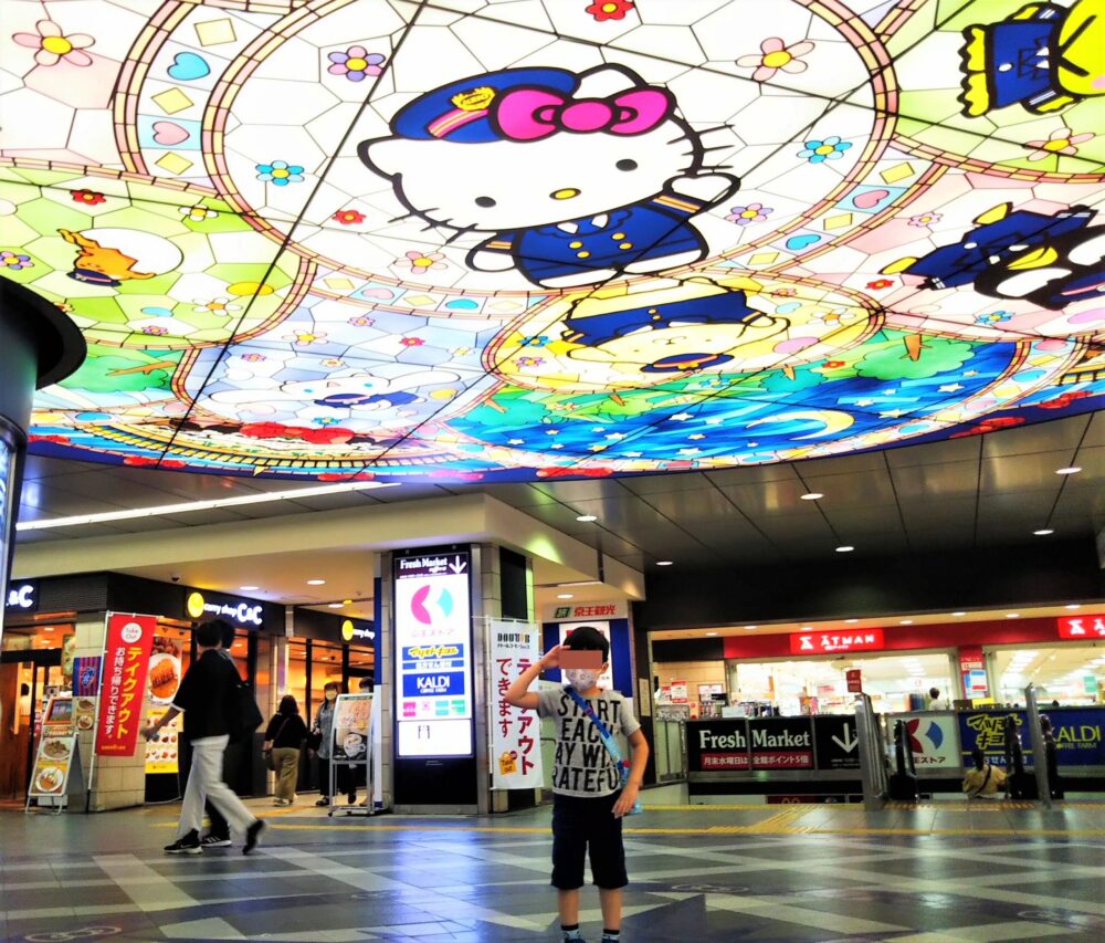 京王多摩センター駅の天井にあるサンリオ画と子供