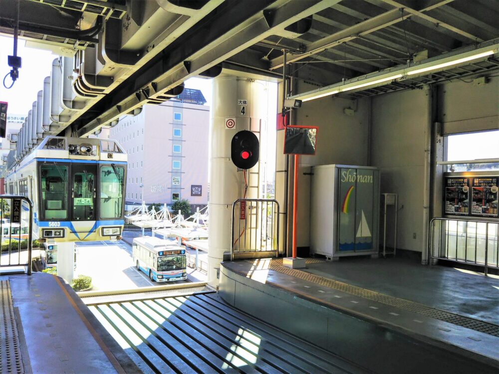 湘南モノレール｜大船駅に到着する車両（青色）