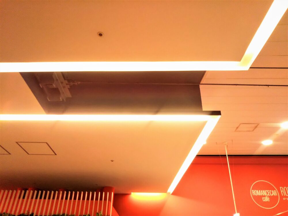 ロマンスカーカフェ｜カフェ店内の天井にある電車のトロリ線