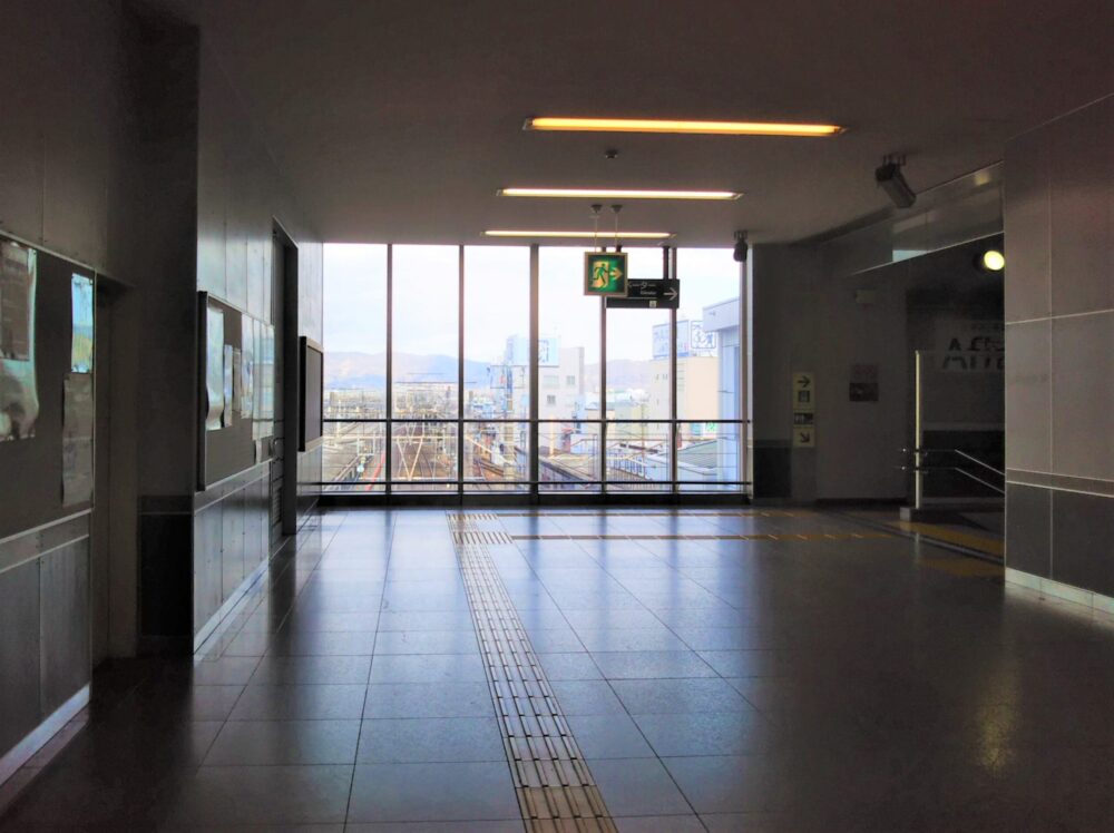 小田原駅構内の大雄山線と東海道線が見える窓