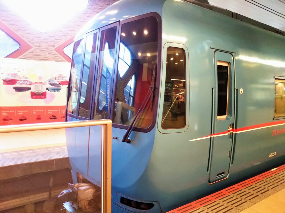 新宿駅で見えるロマンスカーMSE