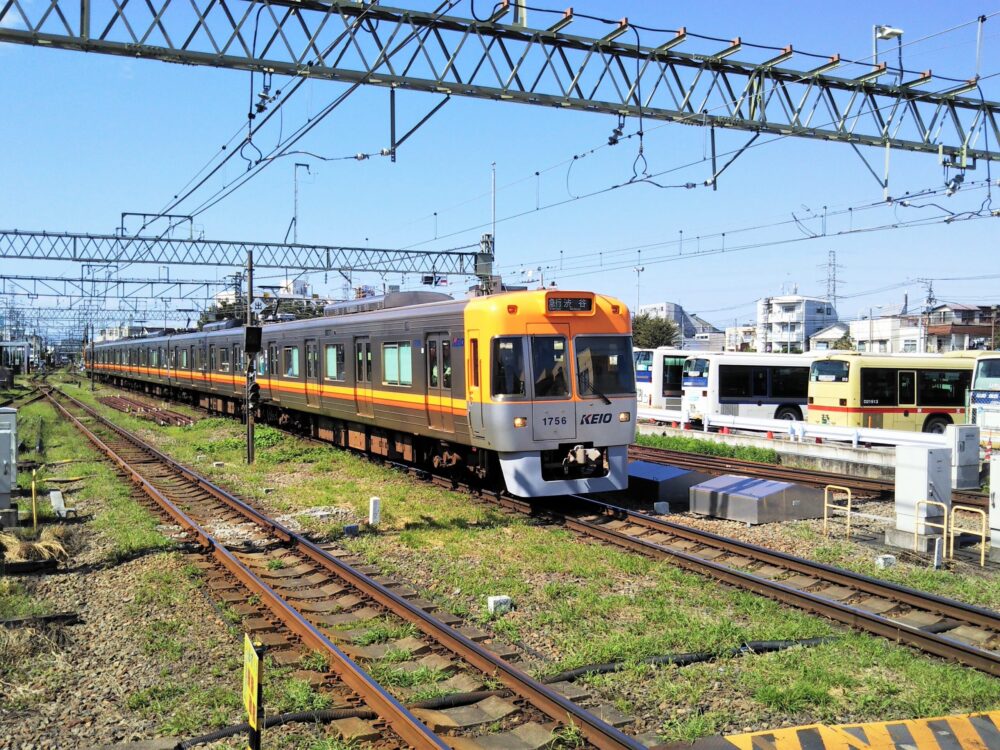 永福町駅で見える井の頭線の電車（オレンジ色）