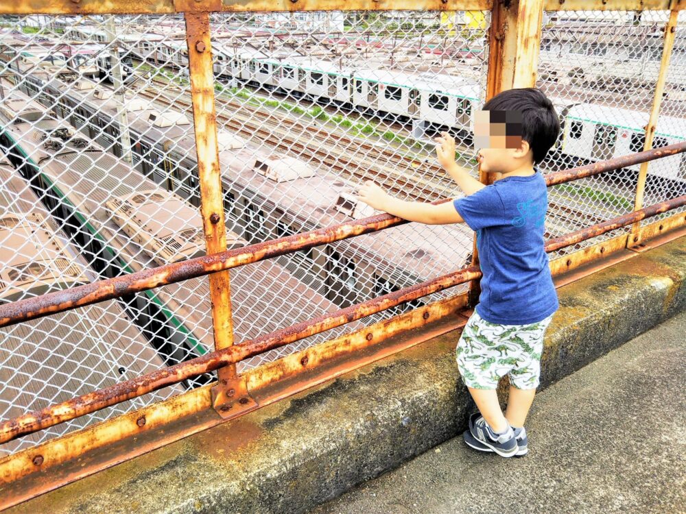 長津田検車区｜歩道橋から電車を眺める子供
