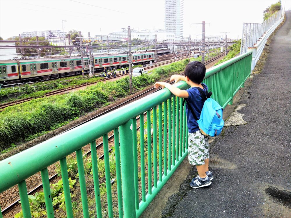 長津田検車区｜行く途中で見える東急線の電車と電車を眺める子供