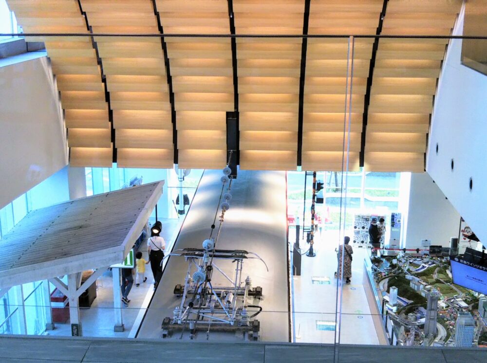  京急ミュージアム｜京急本社ビル２階から見える１階館内の様子