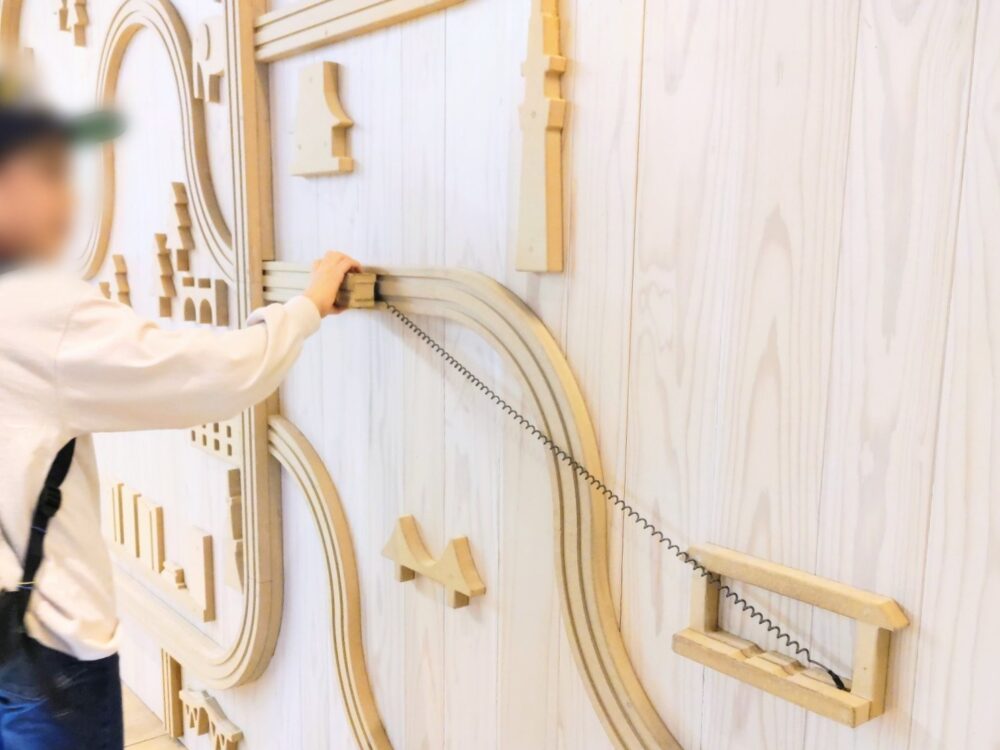 高輪ゲートウェイ駅構内の子鉄向けスポット｜「遊べるアートウォール」で遊ぶ子供