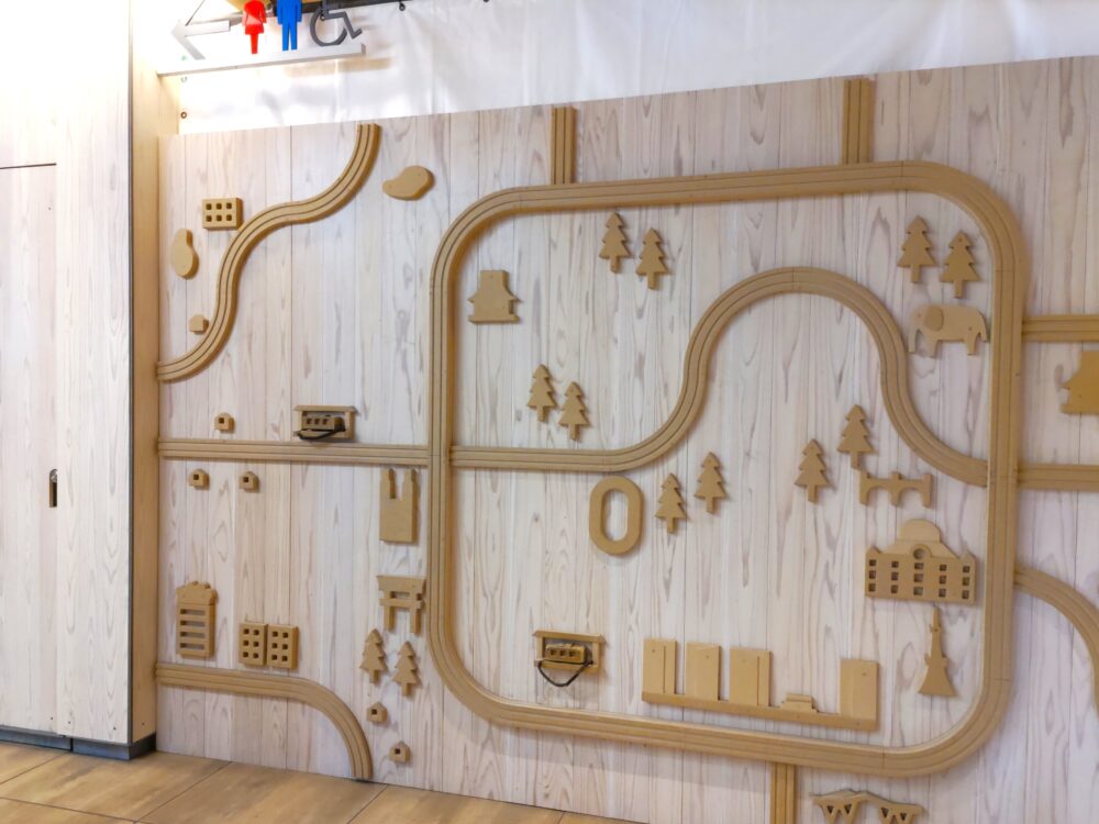 高輪ゲートウェイ駅構内の子鉄向けスポット｜「遊べるアートウォール」