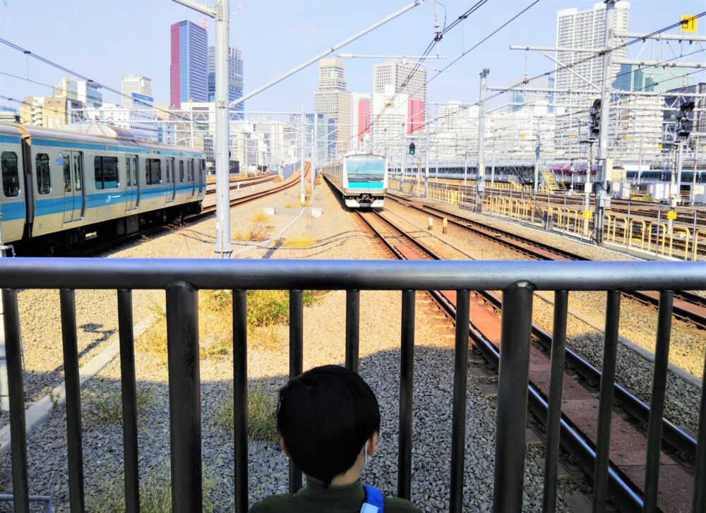 高輪ゲートウェイ駅｜駅ホームから見える京浜東北線の電車