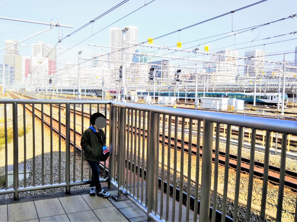 高輪ゲートウェイ駅｜駅ホームから見える車両基地と子供