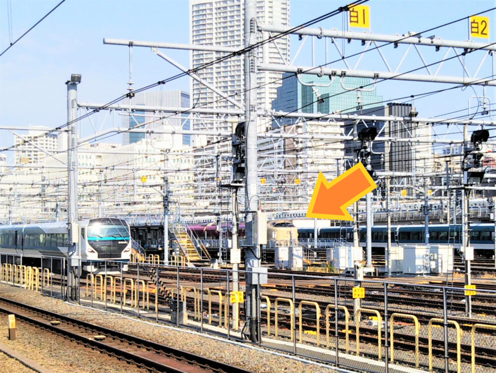 高輪ゲートウェイ駅｜駅ホームから見える車両基地と寝台列車サンライズ