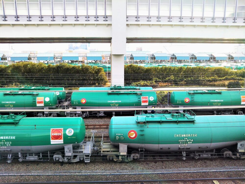 ズラリと並ぶタンク車とENEOS｜根岸駅構内２階で見られる景色