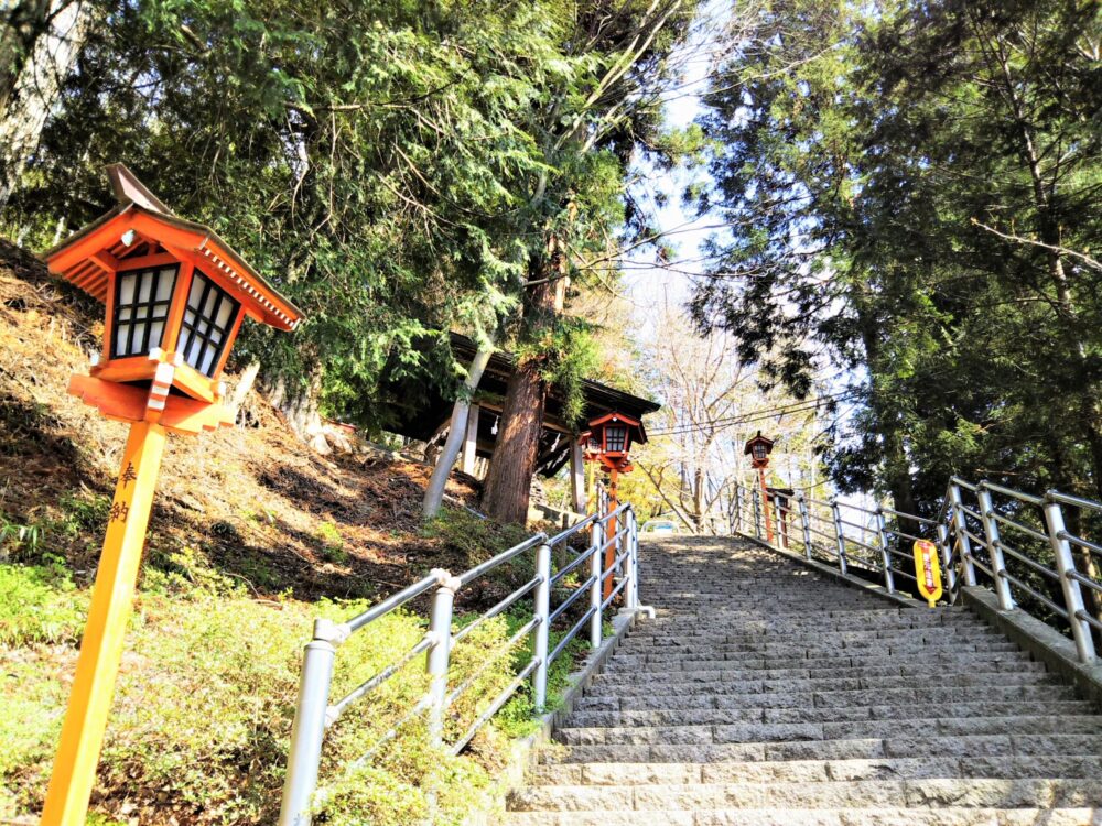 新倉山浅間公園｜展望デッキに続く階段