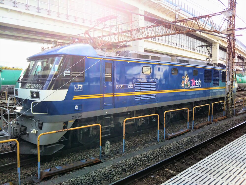 貨物列車「桃太郎」根岸駅で見られる電気機関車