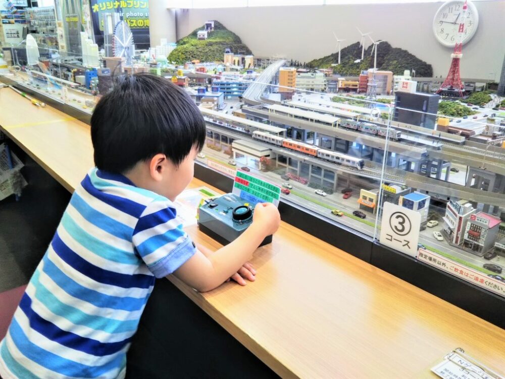 鉄道模型Ｎゲージで遊ぶ子供