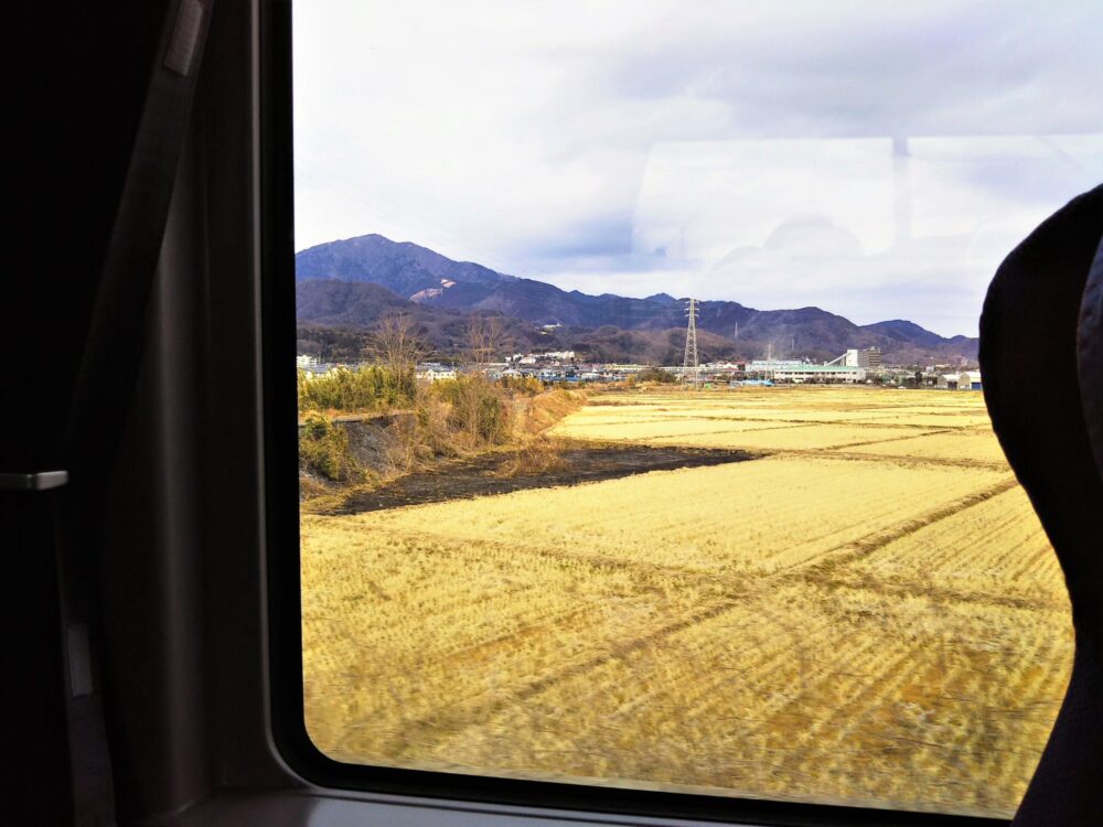 ロマンスカーEXEα｜先頭車両１号車の最前列１Dの側面側の窓から見える景色