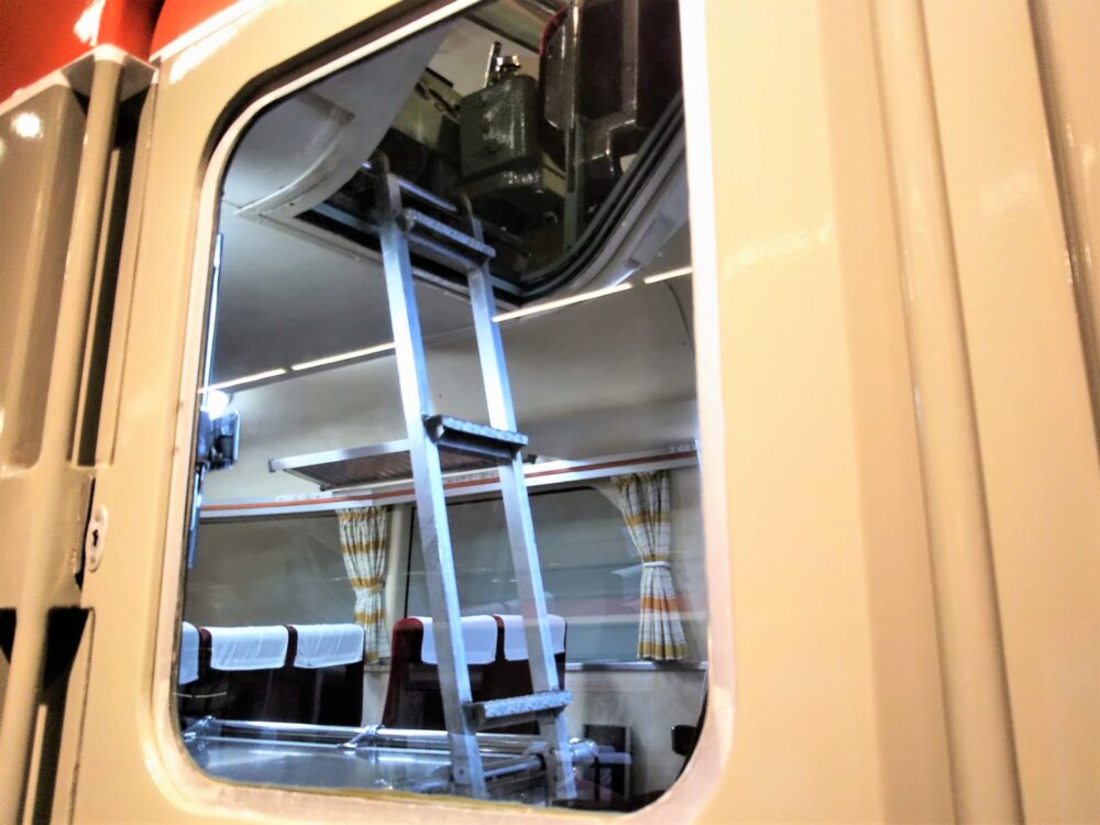 ロマンスカーミュージアム｜展示車両NSE3100形の運転席用階段