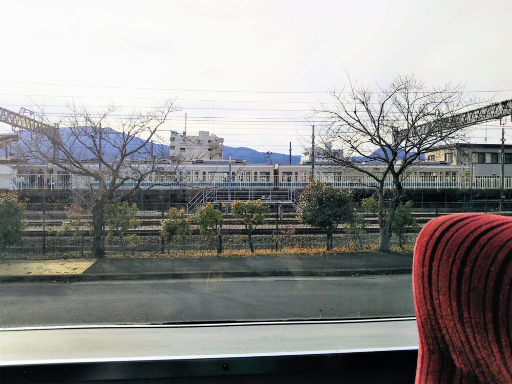 小田急線開成駅のロマンスカー｜展望席から見える開成駅ホームと停車中の通勤電車