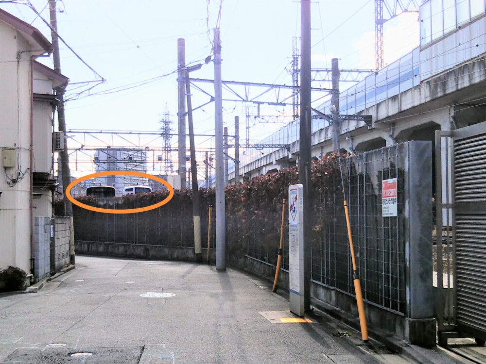 東急線の元住吉検車区へのアクセス｜基地に並ぶ車両の一部が見える