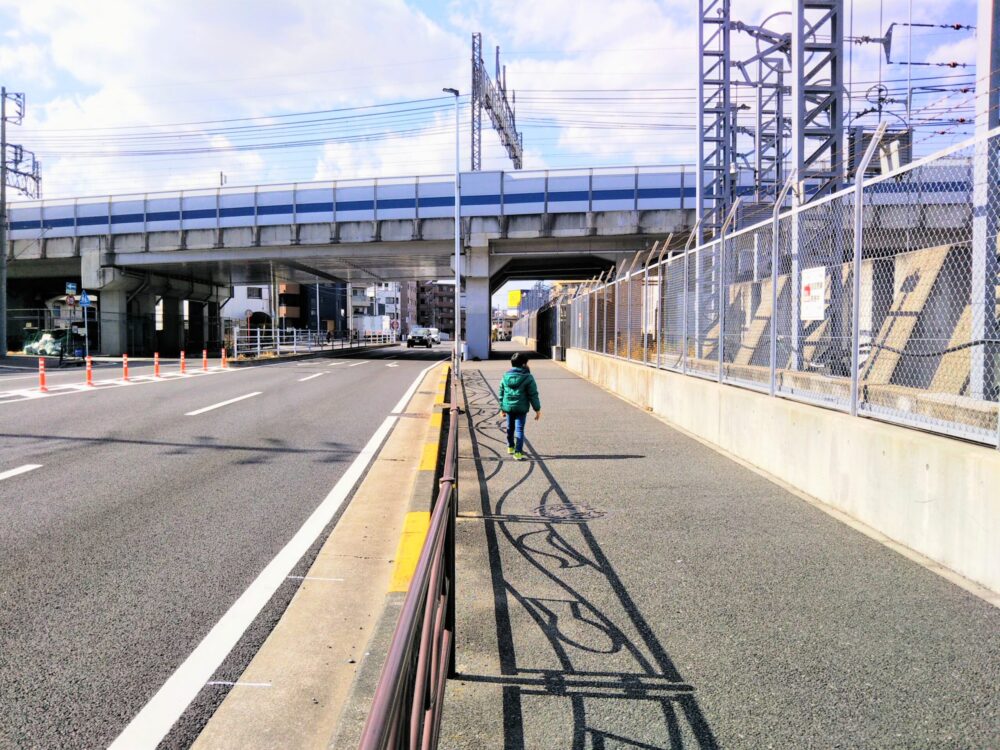 東急線の元住吉検車区｜基地に並ぶ車両が見える歩道