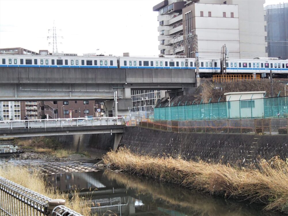 町田駅周辺の境川ゆっくりロードで見える小田急線の電車