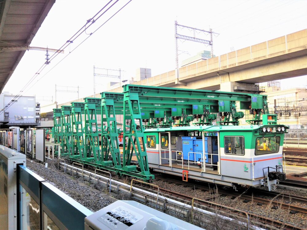 駅キャラスタンプラリー上野・池袋エリア｜田端駅ホームで待機する作業車