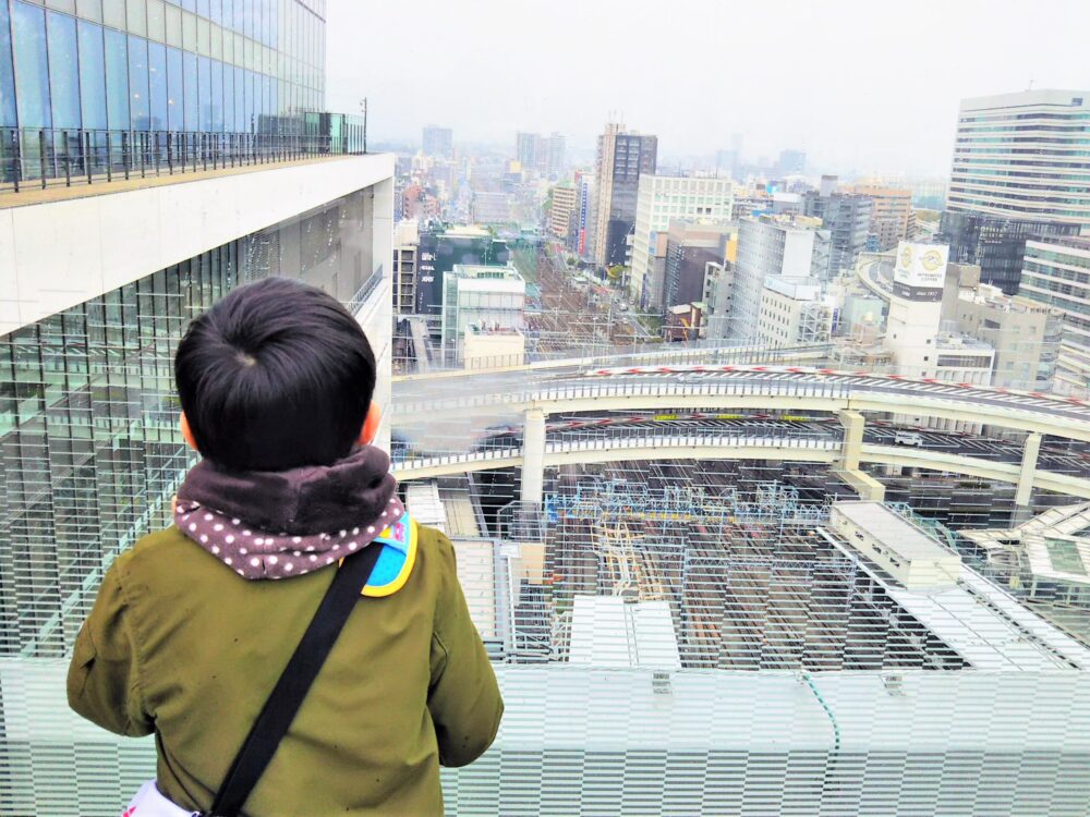 JR横浜タワー屋上うみそらデッキ｜デッキから線路を眺める子供