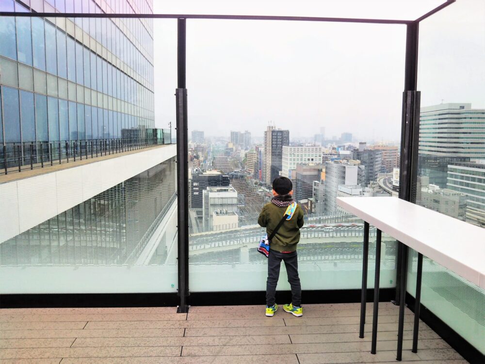 JR横浜タワー屋上うみそらデッキ｜デッキから線路を眺める子供と窓の大きさ
