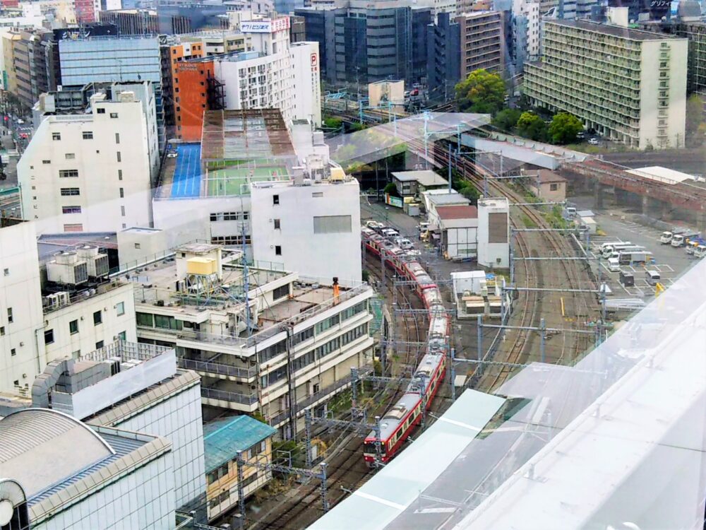 JR横浜タワー屋上うみそらデッキ｜デッキから見える線路と京急線の電車