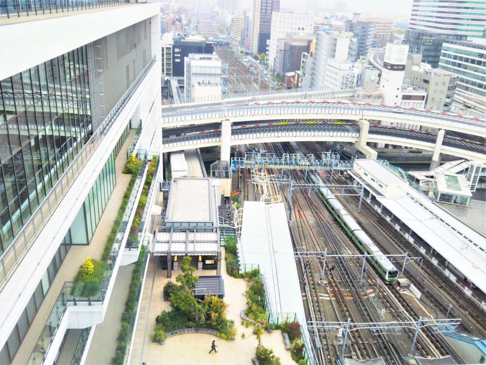 JR横浜タワー屋上うみそらデッキ｜デッキから見える線路と横浜線の電車