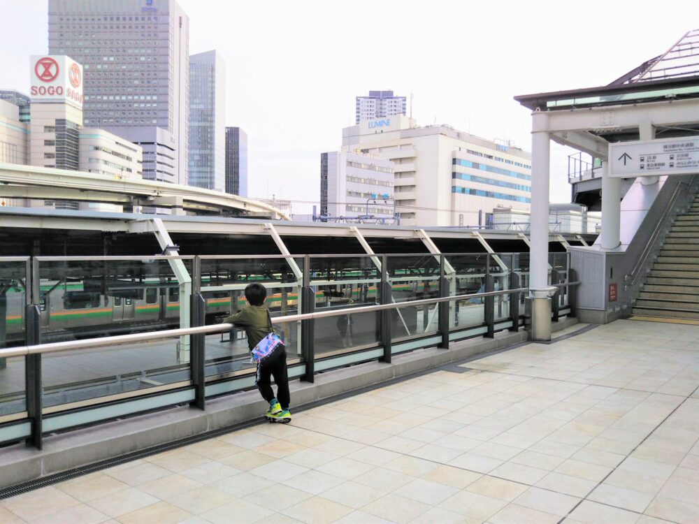 はまレールウォークから見える横浜駅ホームの場所