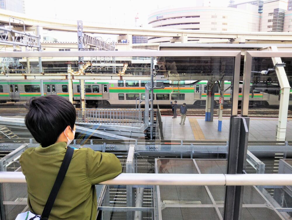 はまレールウォークから見える電車（JR東海道線）とJR横浜駅ホーム