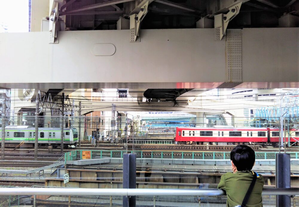 はまレールウォークから見える電車（京急線とJR横浜線）