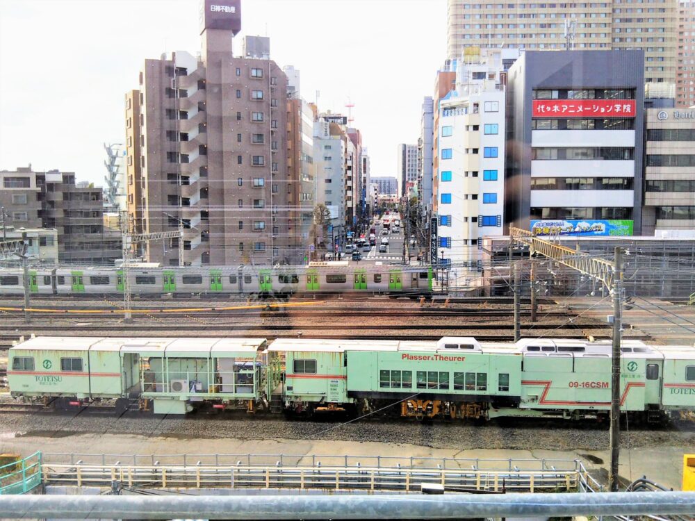 ダイヤゲート池袋｜ダイヤデッキから見えるJR線の電車（山手線）